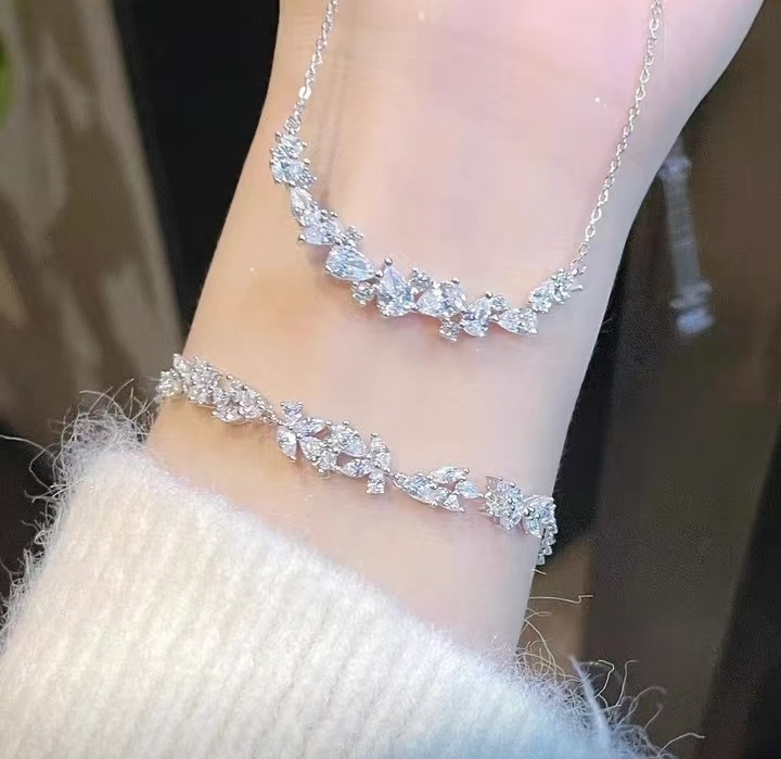 دستبند طرح گل ویستریا