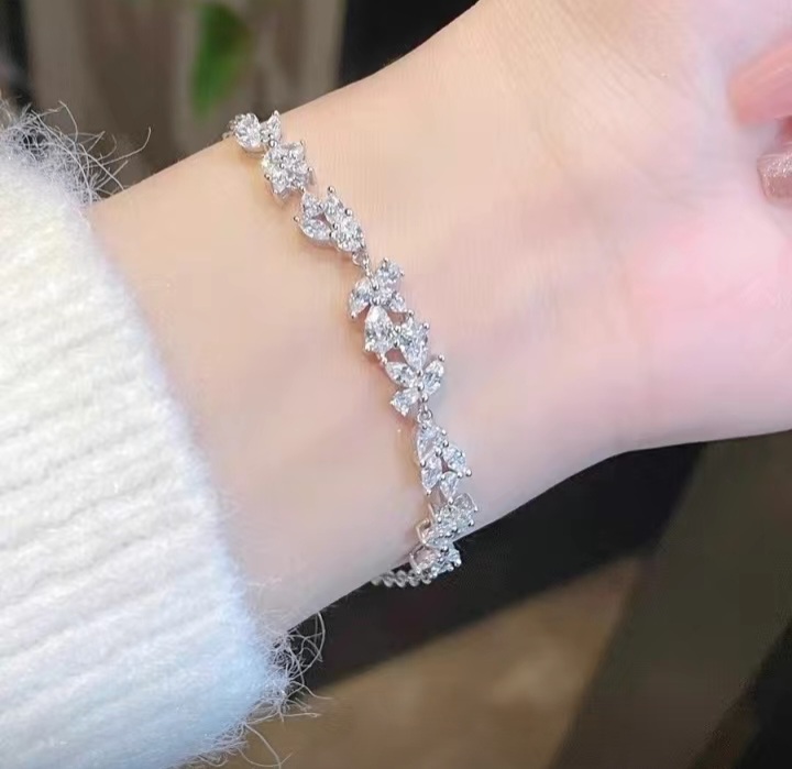 دستبند مدل گل ویستریا-  رنگ نقره ای 